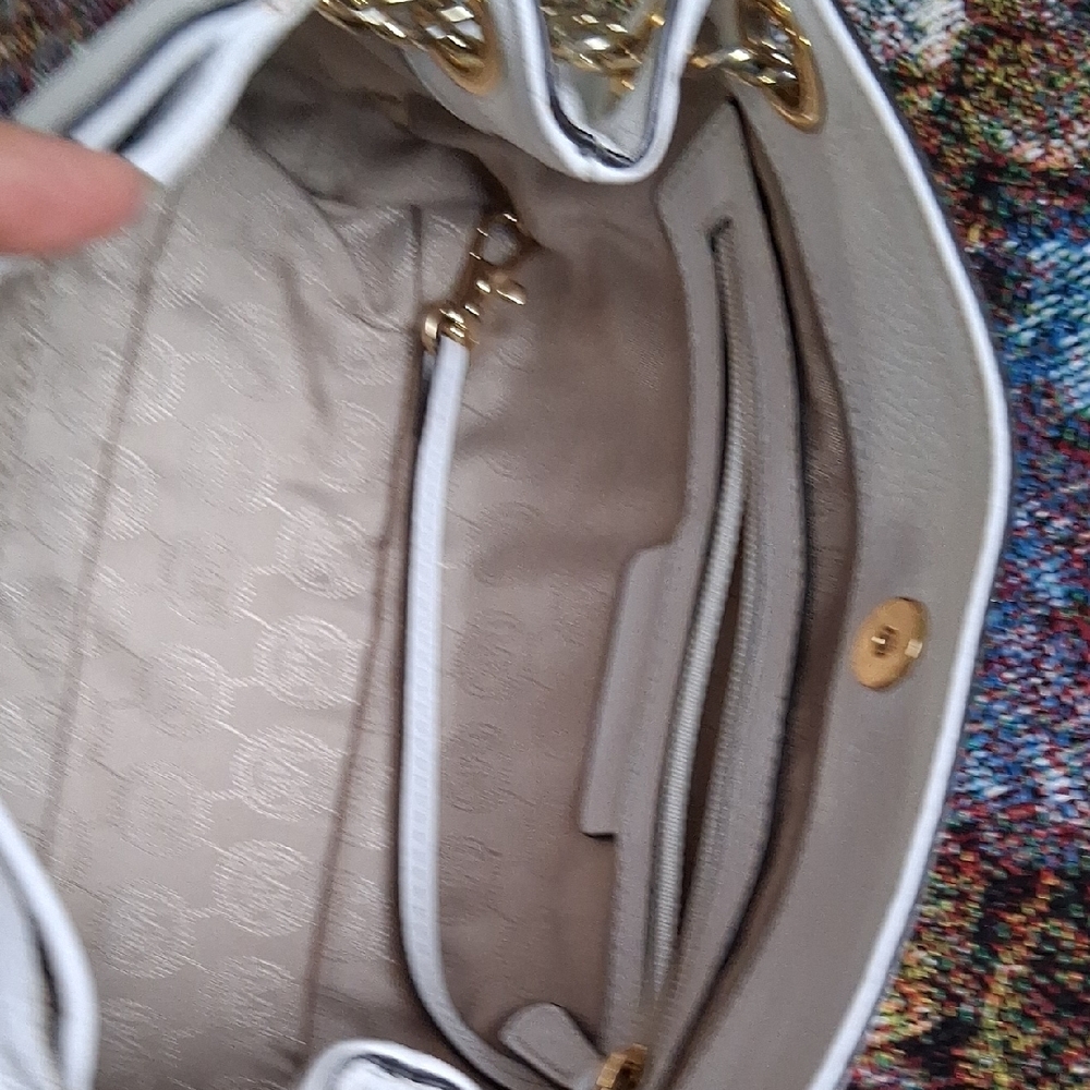 Michael Kors Cream Shoulder Bag with Gold Chain - Picture 11 of 17